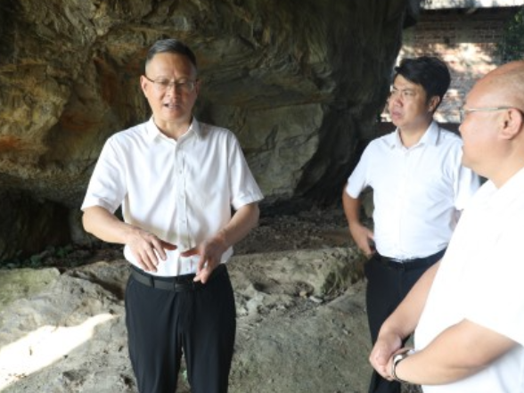 毛政调研溶洞污染排查整治工作