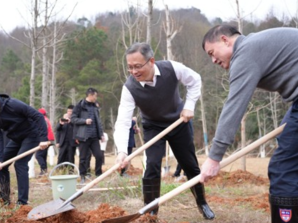 宁远：毛政、林亮亮参加义务植树活动