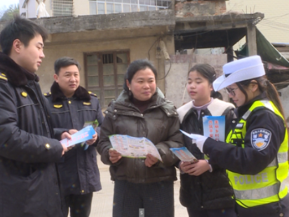 宁远：交警乡村传安全 护航春运平安行