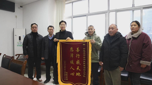 宁远：锦旗映初心 实干暖乡村_副本500.jpg