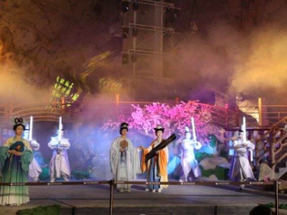 宁远：春日文旅热 紫霞岩游客旺