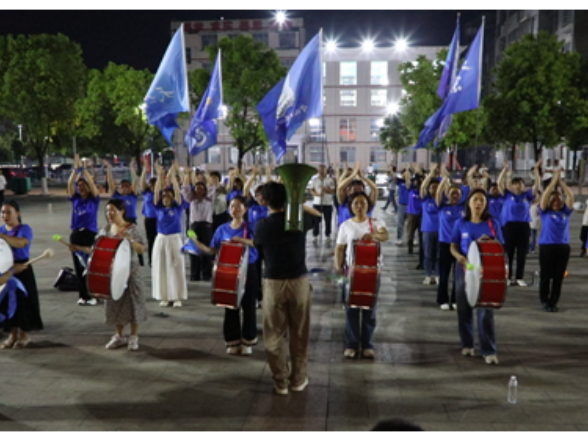 宁远：拉拉队苦练迎赛事 用呐喊为家乡球队加油