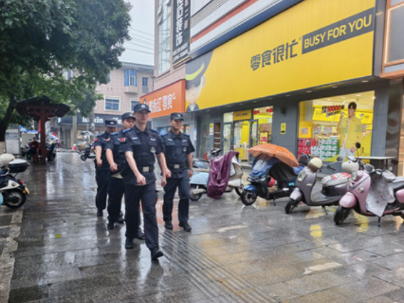 宁远县公安局：雨中有 “警” 守护不停