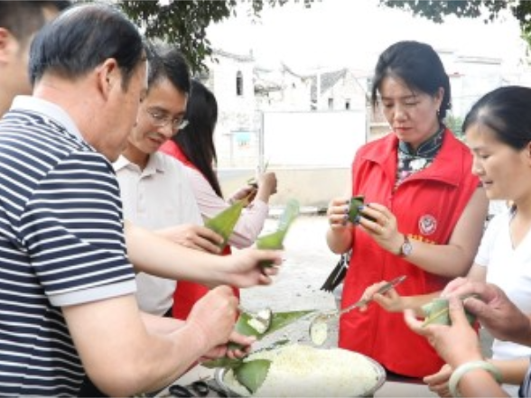 宁远冷水镇神下村：端午包粽送温情