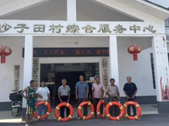 宁远县棉花坪瑶族乡：为船主集中发放救生圈 筑牢水上安全防线