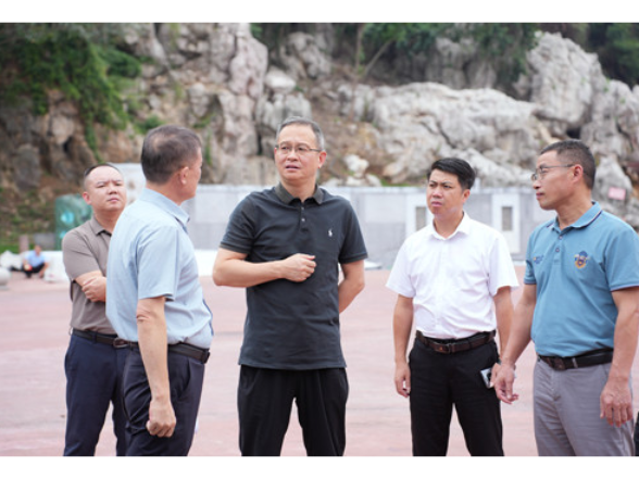 毛政调研“一江两岸”项目建设工作