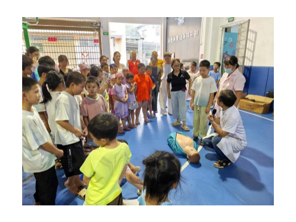 宁远县文庙街道：防溺水课堂“搬”进游泳馆