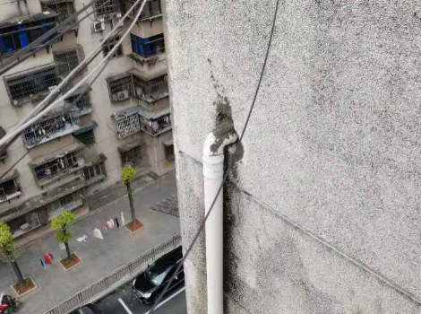朝阳社区“娄底红”志愿者积极修复破损水管 获居民点赞