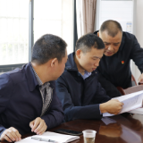 邓伟谋到蛇形山镇和万宝镇走村入户督查脱贫攻坚工作