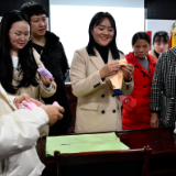 长青藤新时代大讲堂走进洞新社区