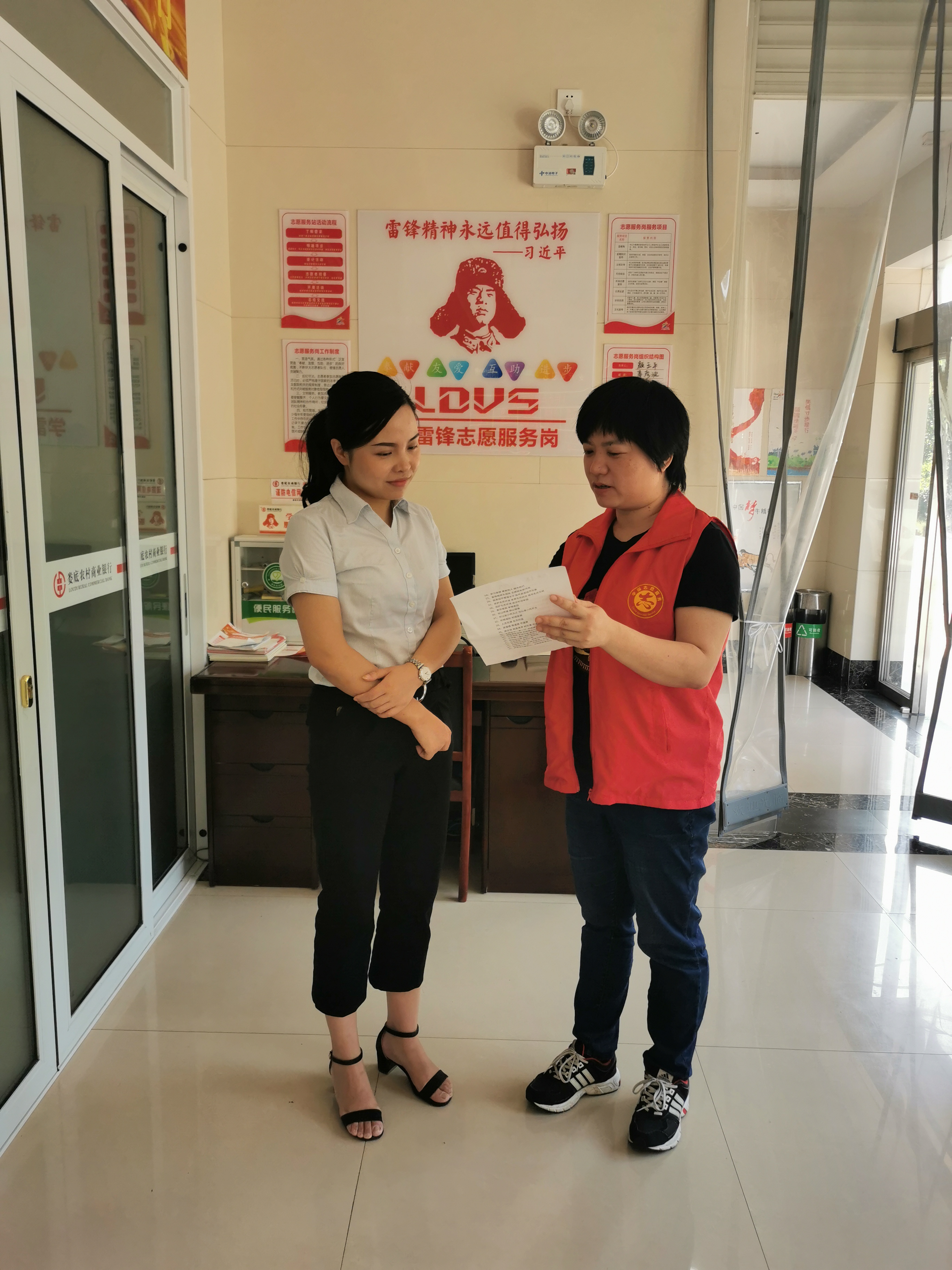 图1：志愿者在湘阳街沿线店铺开展创文社会宣传.jpg
