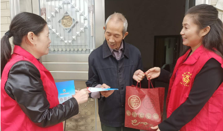 中秋节前走访慰问贫困户 手工月饼暖人心