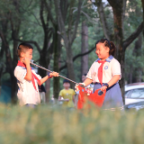 小学生志愿者进社区捡拾垃圾护环境