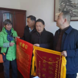 老旧小区改造暖民心 群众满意送锦旗