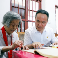李彦文为老党员代表颁发“光荣在党50年”纪念章