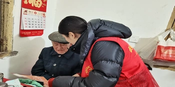 长青街道开展“敲门暖冬 守护银发平安”行动