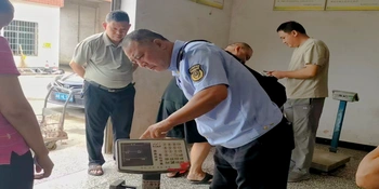 娄底市活禽交易市场电子计价秤接受年度“体检”