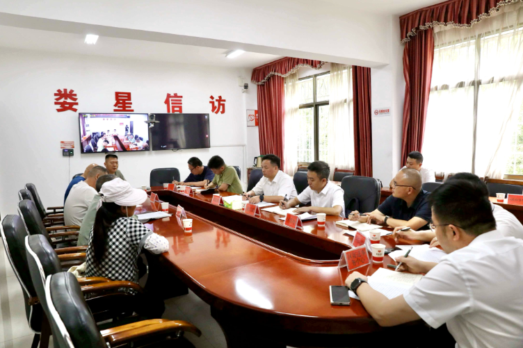刘迟辉到区信访局接待来访群众