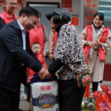 在职党员进社区 志愿服务暖人心