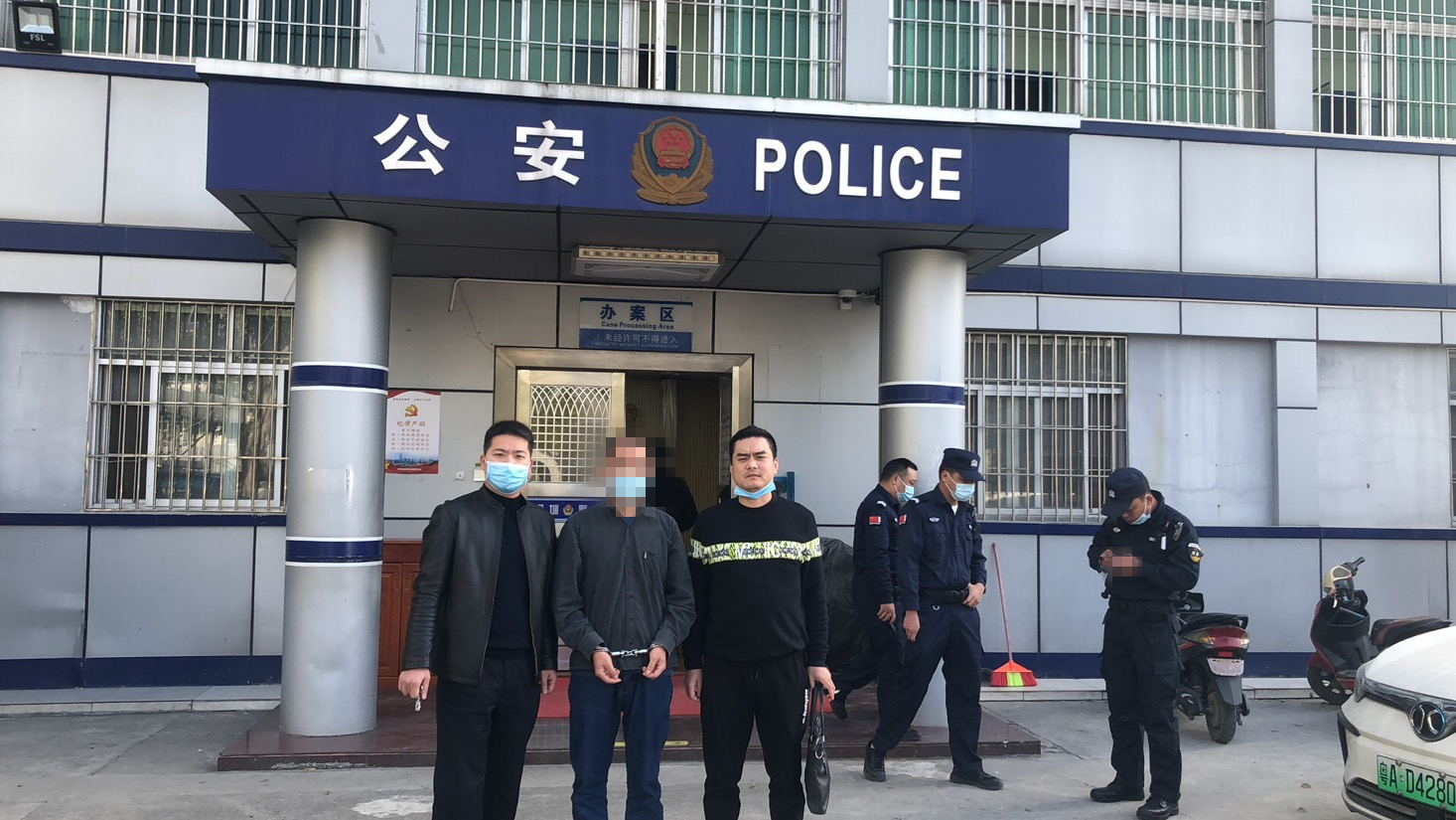 2020年12月5日，民警石正良和阳希在深圳抓获在逃人员刘某桃_看图王.jpg