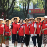 娄星区：“志愿红”为创文增添亮色