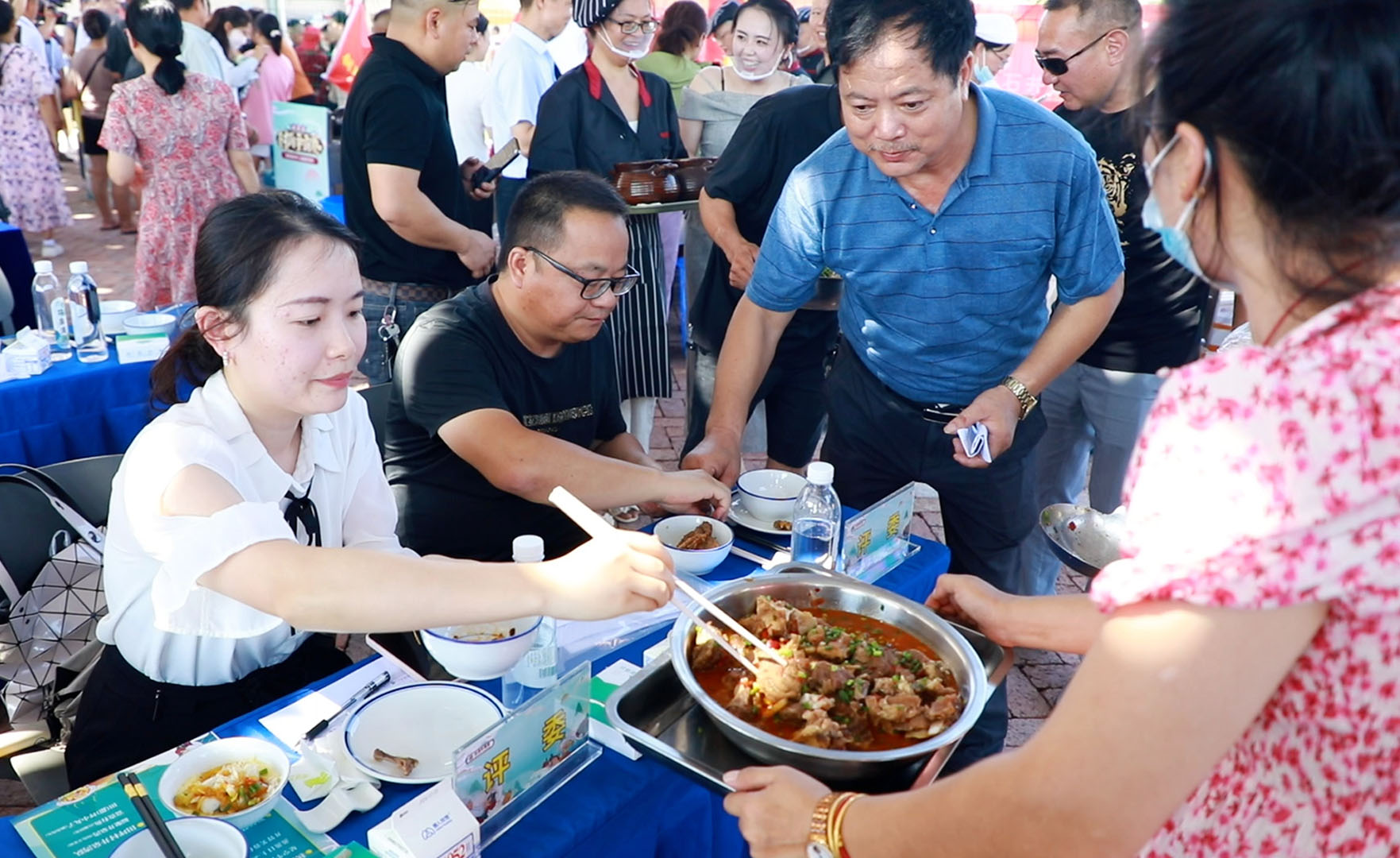 评委们根据菜品的味道质感、乡土文化、特色创意等方面进行综合评分，力求选出最具代表性的乡村美食。