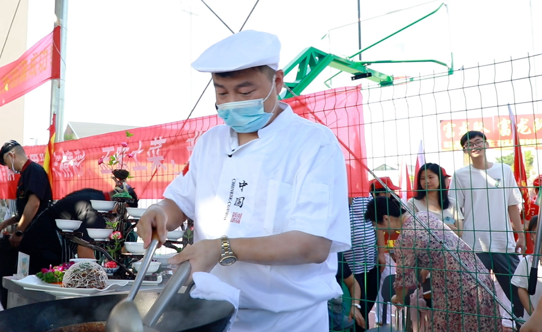 7月22日，娄星区“村厨争霸”大赛在杉山镇田坪村井泉湾庄园举行，来自富龙、石塘、仙女寨等乡村的厨艺高手们各显神通，展示着各自的拿手绝活。