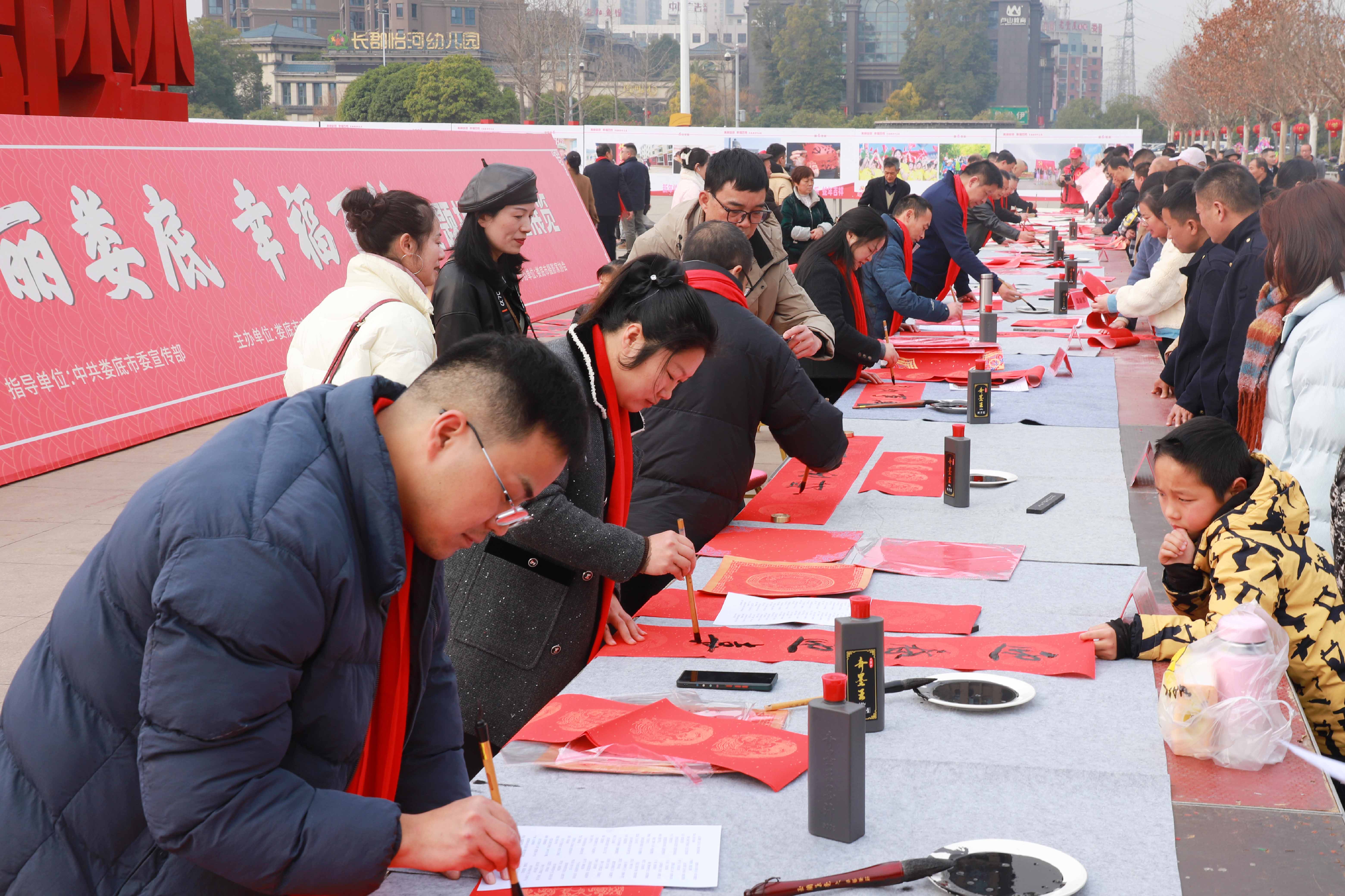 1月22日，娄底市摄影家协会、娄底市书法家协会组织80余位摄影、书法名家志愿者在孙水公园免费为广大市民送“福”送“春联”送“全家福”活动。