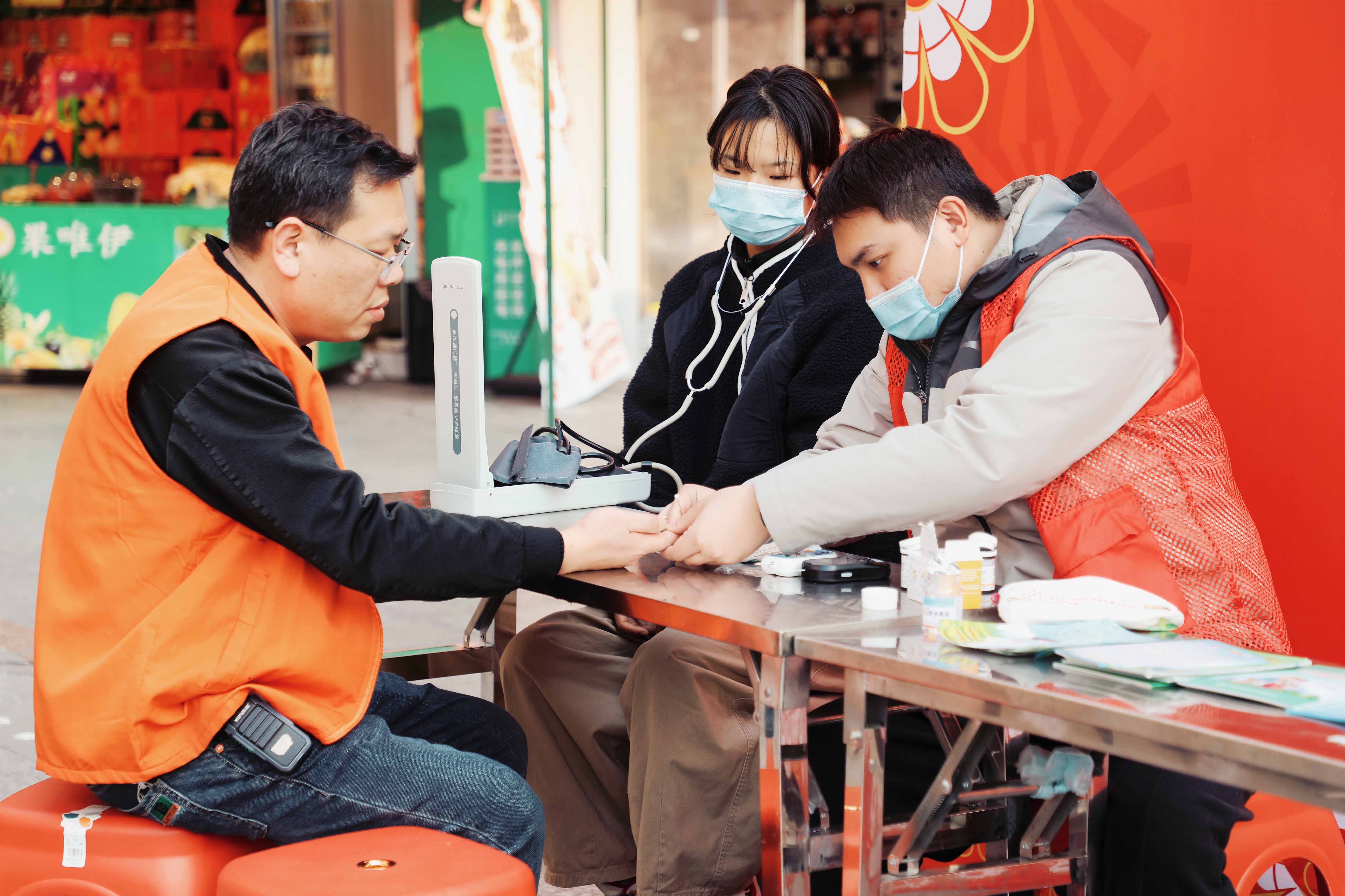 1月20日-25日“便民迎新春”年味集市在娄星区小花社区阳光商业广场举办。有写春联、义诊、义剪等公益服务。