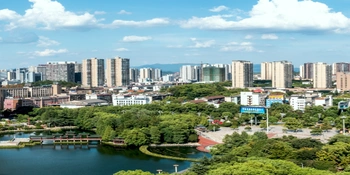 娄星市监工作人员转型“服务员”激发市场活力