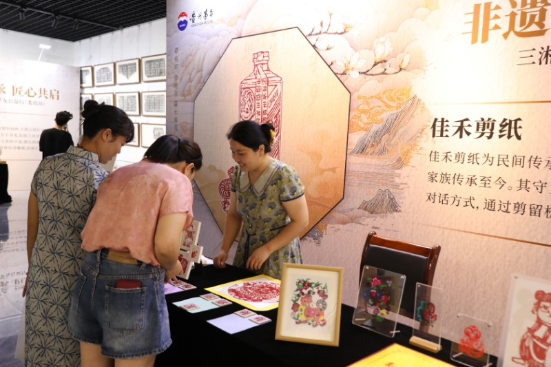 【佳禾剪纸】区级非遗项目。红纸翻转，剪刀游走，巧手裁出吉祥纹样。