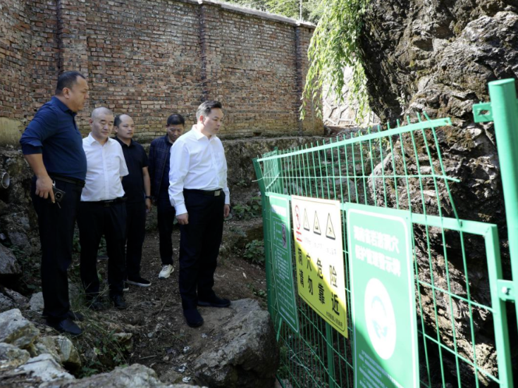 刘迟辉到水洞底镇调研督导溶洞污染问题排查整治、秸秆焚烧管控工作