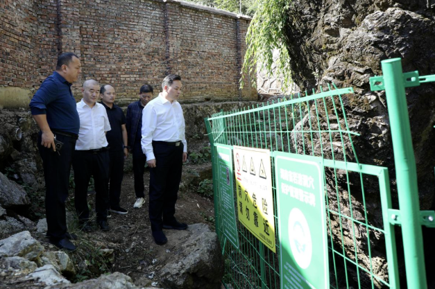 刘迟辉到水洞底镇调研督导溶洞污染问题排查整治、秸秆焚烧管控工作