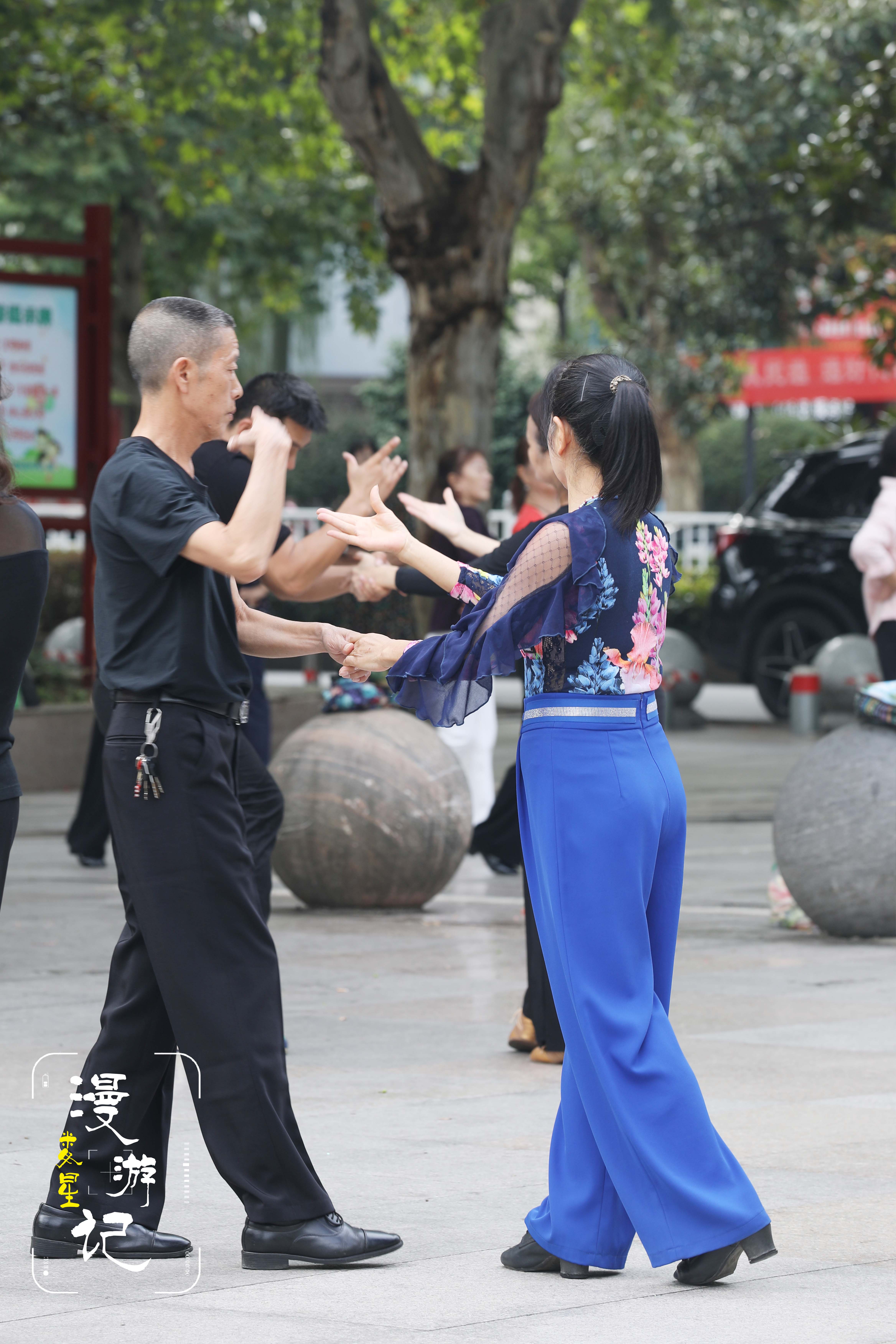 平整开阔的广场中央，居民结伴起舞，优雅的舞步轻盈、从容舒展，伴着舒缓的节奏，尽享休闲时光。
