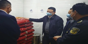 石井镇开展开学季食品安全检查 守护“校园餐”