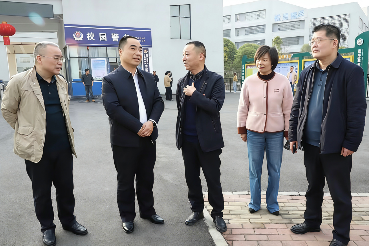 吕许灵督导检查校园及周边安全工作