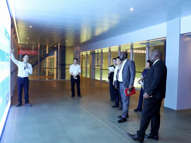 马拉维驻长沙总领事馆官员来娄星区考察重点企业