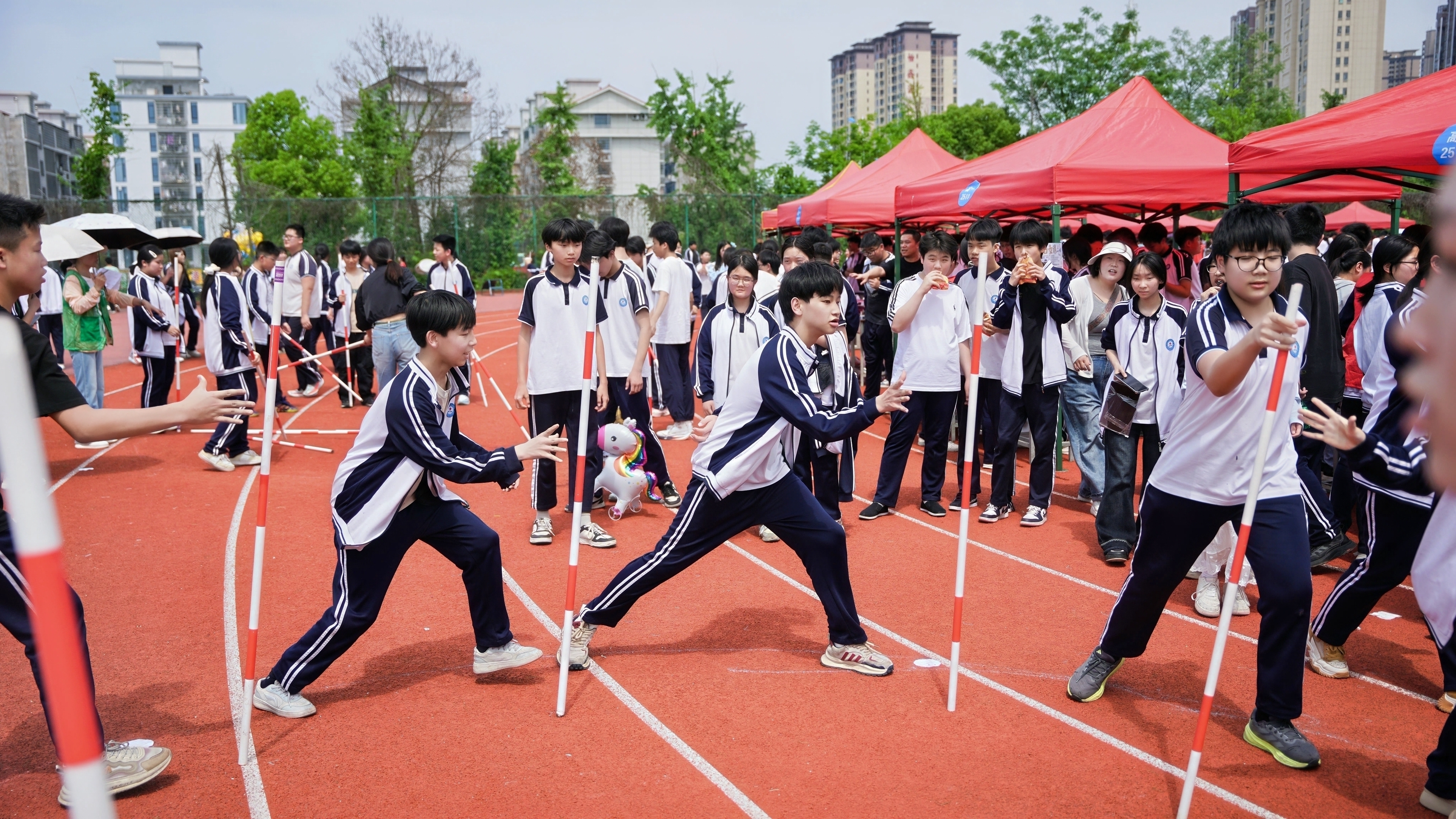 全体师生踊跃参与，用行动诠释爱与分享的意义。