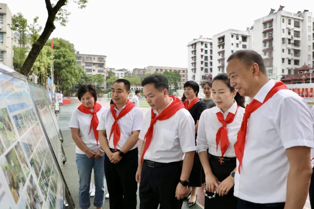 刘迟辉到娄底三小参加“六一”国际儿童节庆祝活动