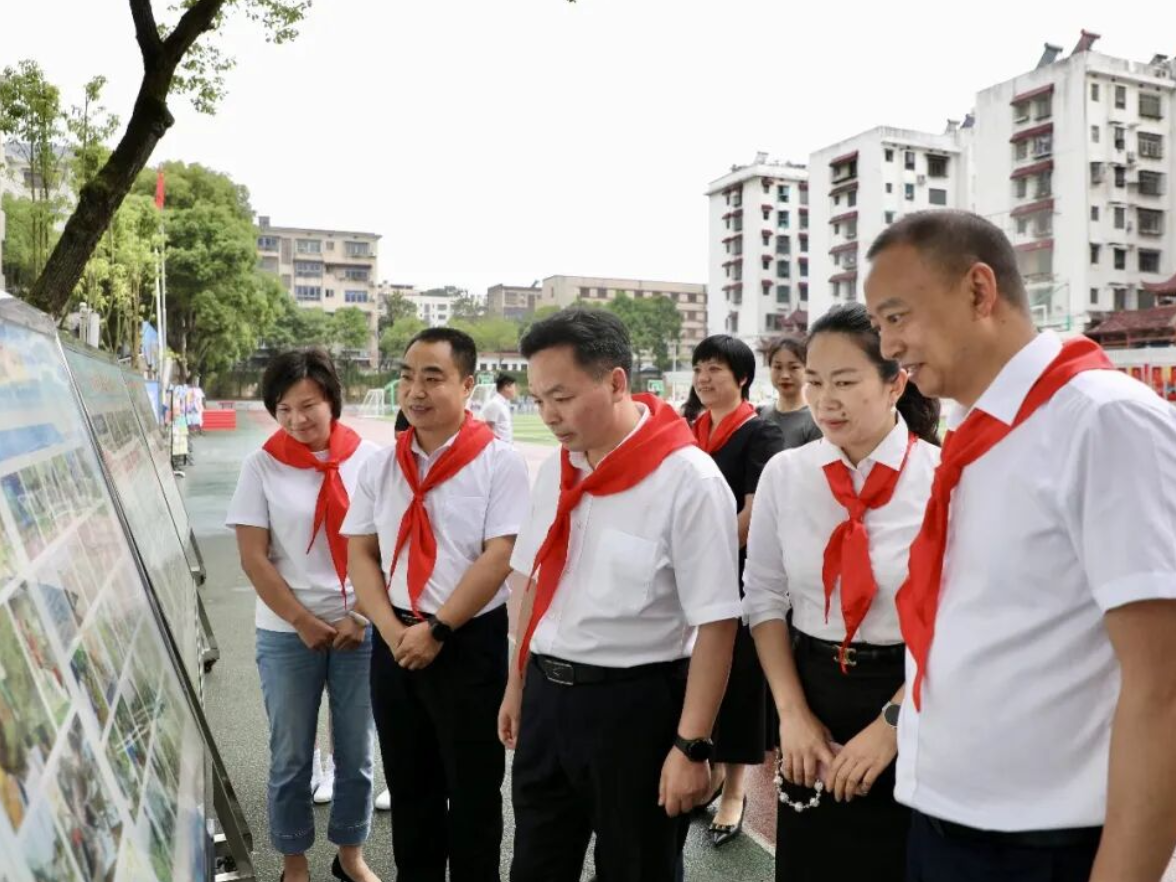 刘迟辉到娄底三小参加“六一”国际儿童节庆祝活动