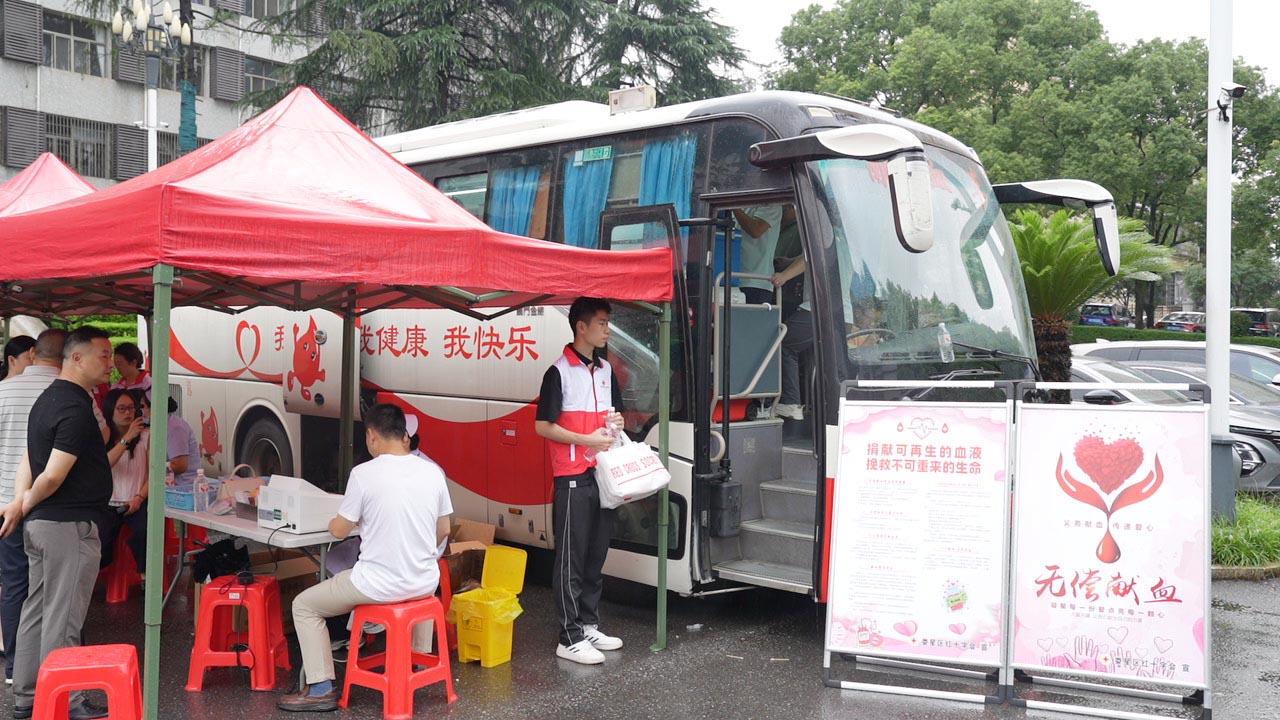 7月1日，娄星区在区政府机关大院前坪开展“红心献给党 热血颂党恩”“七一”无偿献血活动。
