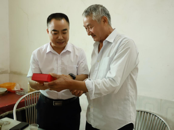 吕许灵到蛇形山镇走访慰问老党员、困难党员并督导安全生产工作