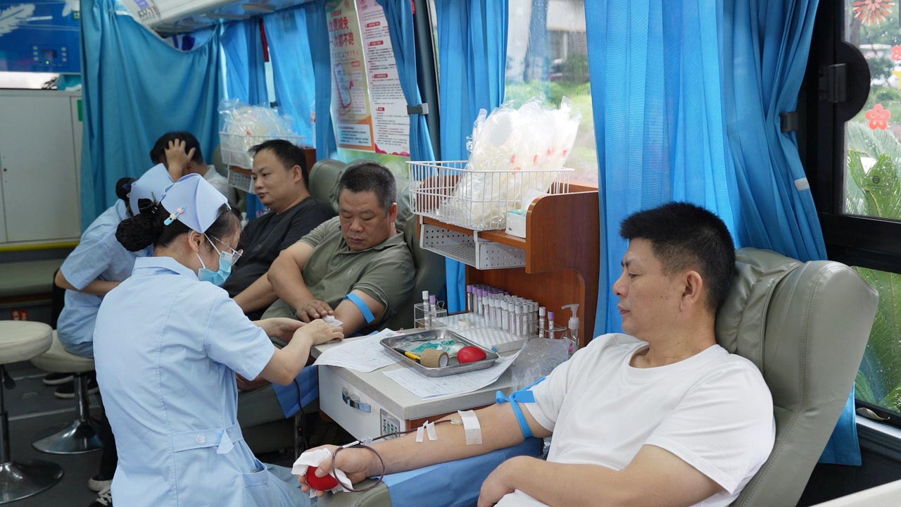 在志愿者的引导下广大党员干部与群众，依次进行信息登记、健康征询、血液初筛和静脉采血，现场秩序井然。