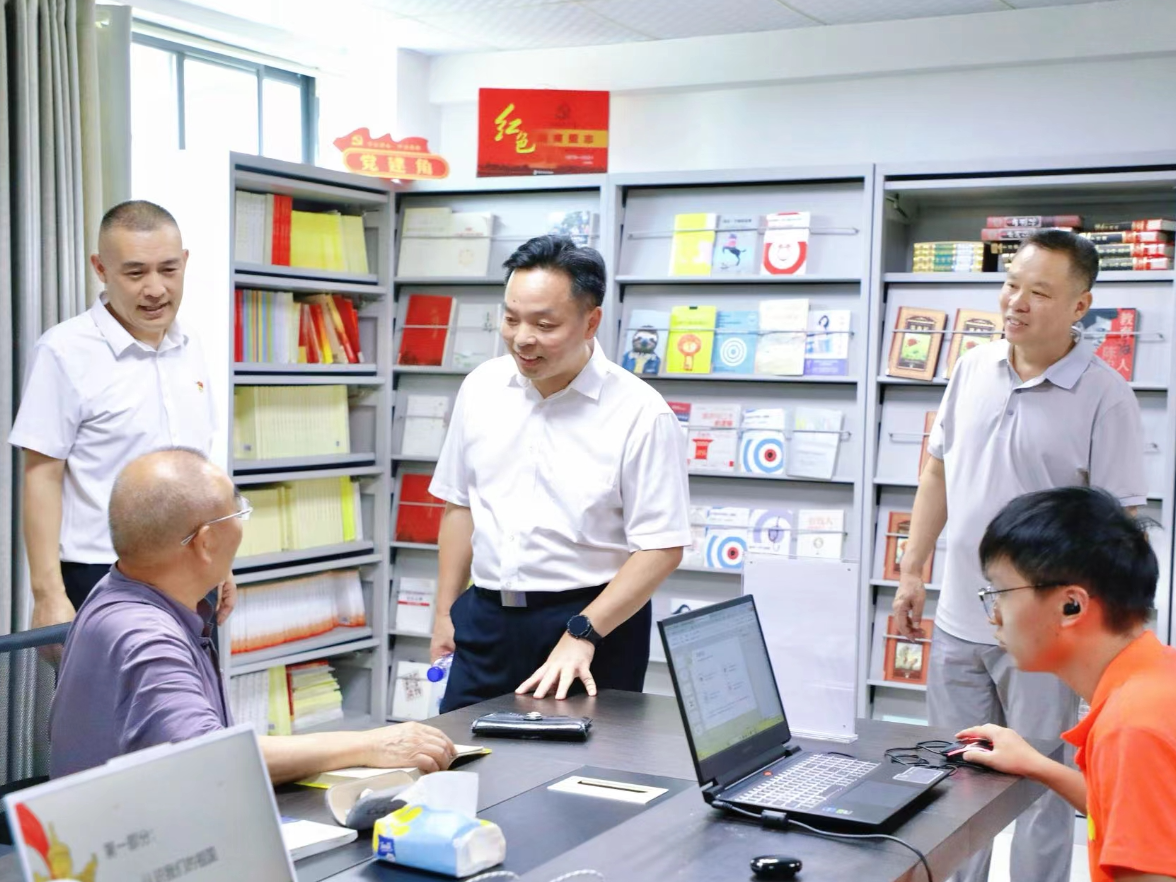 刘迟辉调研村（社区）党群服务中心工作