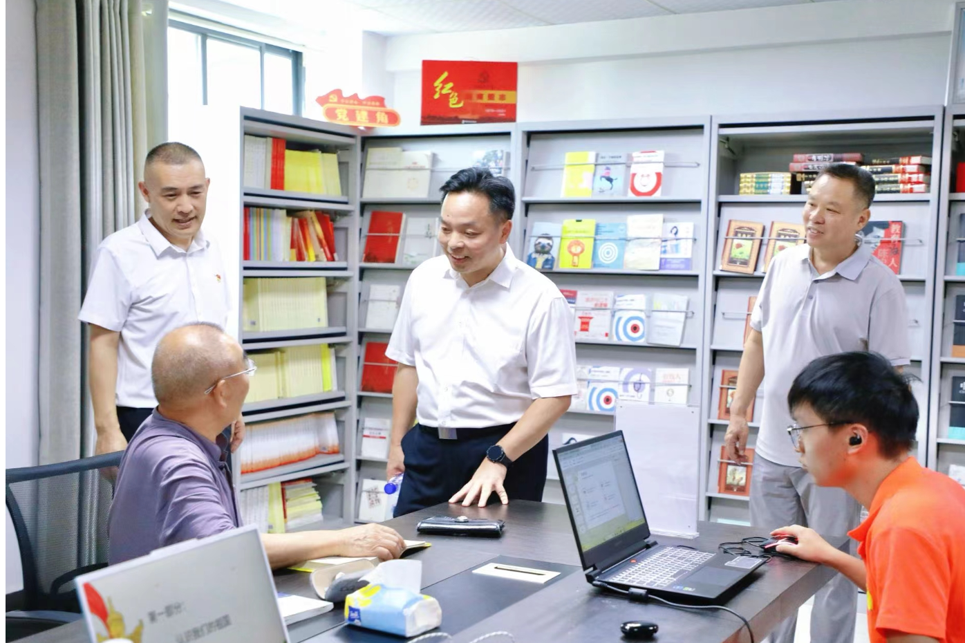 刘迟辉调研村（社区）党群服务中心工作