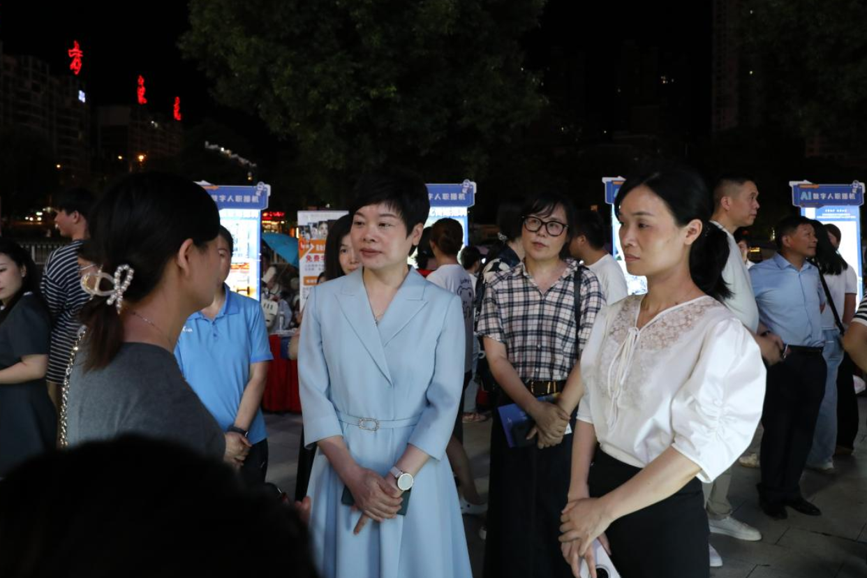 娄星区举办百日千万专项行动大学生就业创业指导服务暨娄星 “AI 人才夜市” 招聘会