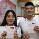 瞬间丨实拍娄星区民政局七夕领证时刻：新人现场“晒”幸福