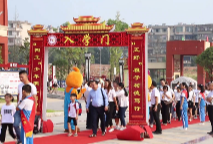 瞬间丨娄星区各小学“花式”迎新：跟校长击掌 向老师行拜师礼