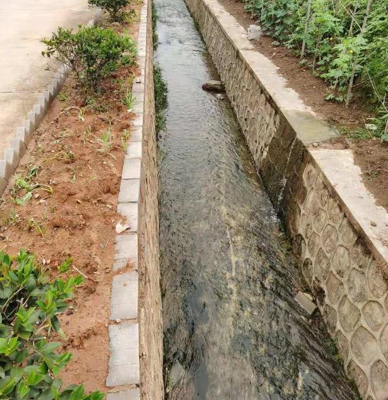 "山塘清淤,既能保障农业灌溉用水,还能保护生态环境,我们老百姓非常