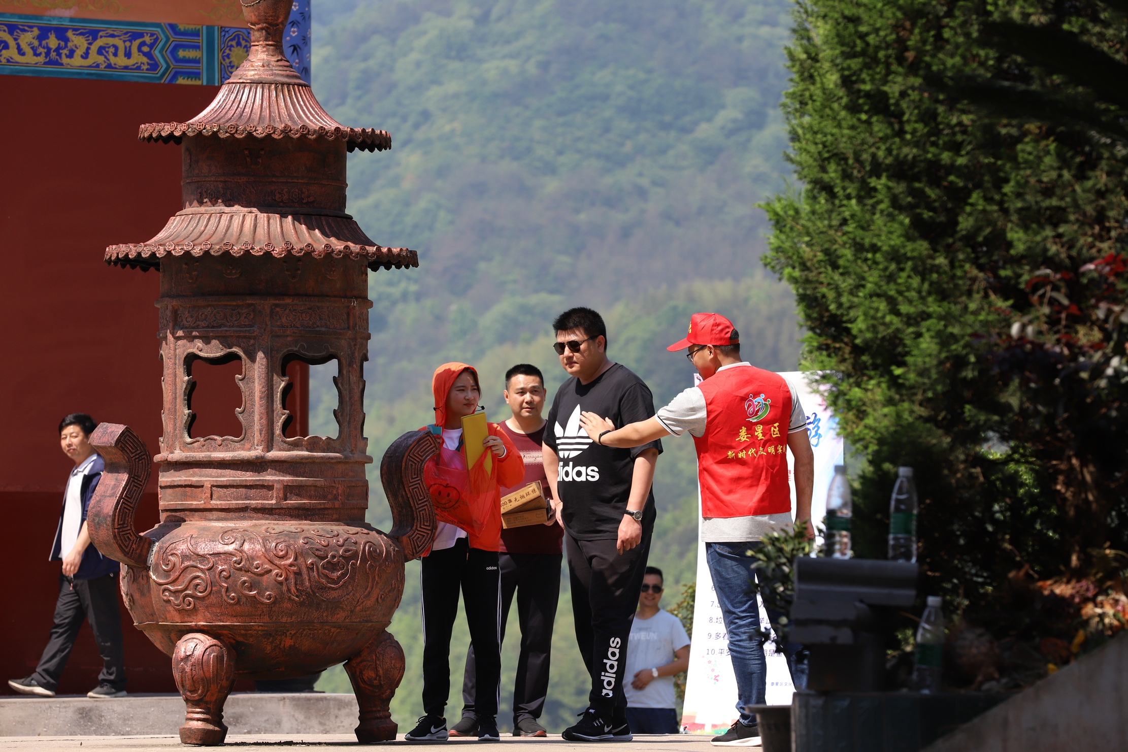 志愿者劝导文明旅游_副本.jpg